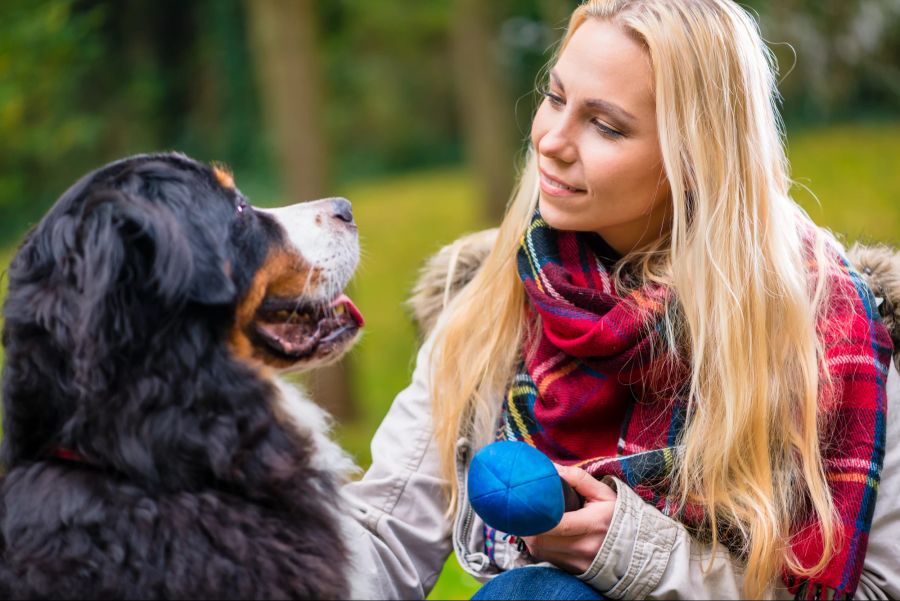 Frau spielt mit Hund