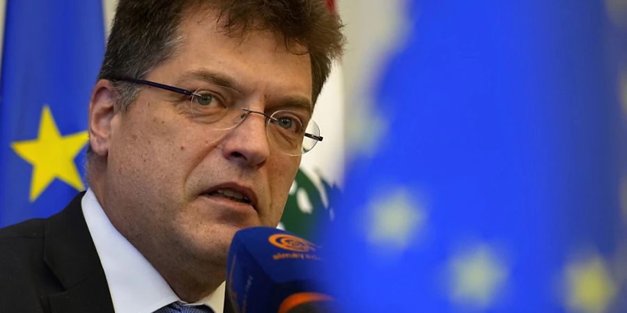 ARCHIV - Janez Lenarcic, EU-Kommissar für humanitäre Hilfe und Krisenschutz, spricht während einer Pressekonferenz im EU-Hauptquartier in Beirut. Foto: Bilal Hussein/AP/dpa