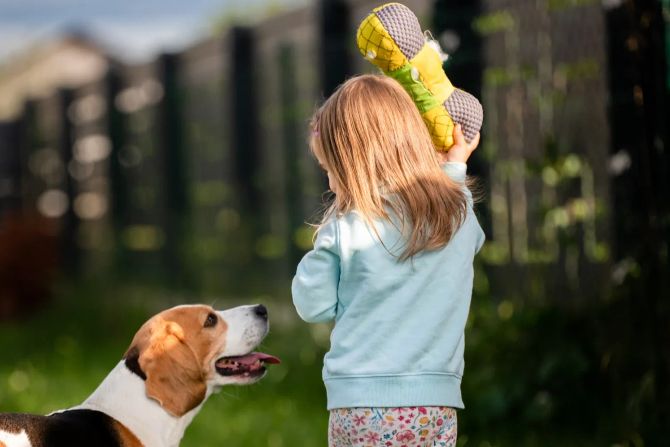 Hund und Mädchen im Garten