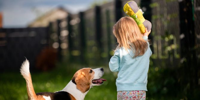 Hund und Mädchen im Garten