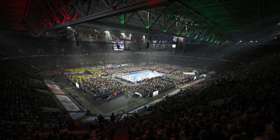 In diesem Stadion spielt ansonsten der Fussballclub Fortuna Düsseldorf.