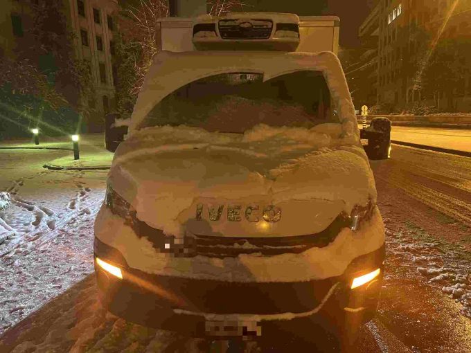 Fahrzeug mit Eis und Schnee bedeckt. Fahrzeug