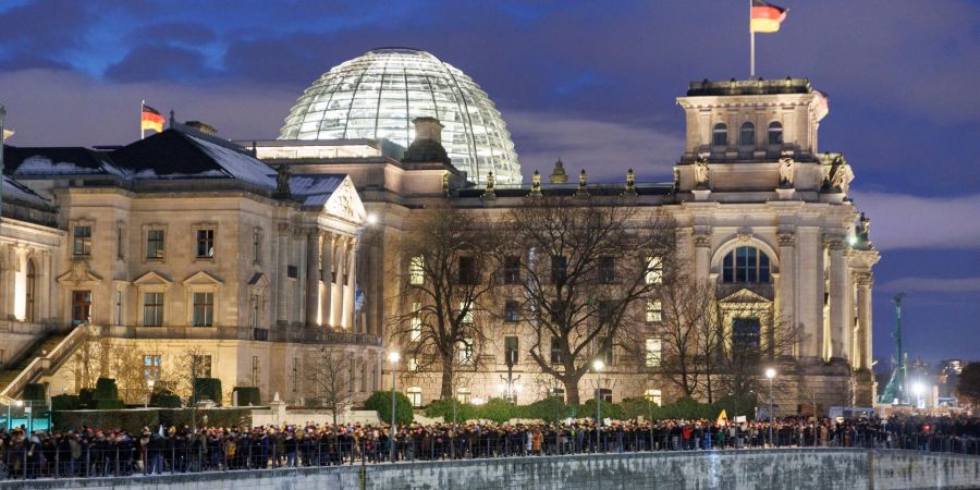 Für Samstag, den 3. Februar, ist eine weitere Grossdemonstration gegen Rechts am Bundestag mit 100.000 Menschen angemeldet.