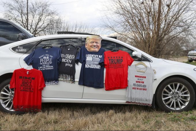 An der politischen Ausrichtung der Aktivisten in Texas besteht kein Zweifel. Texas Grenzproteste Trump Merch