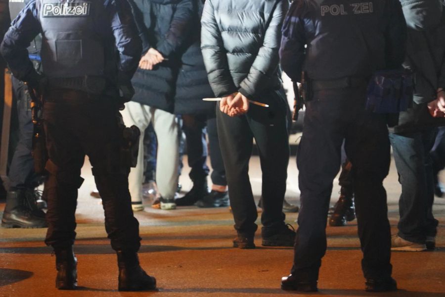 Am Bahnhof Zürich Tiefenbrunnen wurden bei dem Grosseinsatz der Polizei mehrere Personen verhaftet.