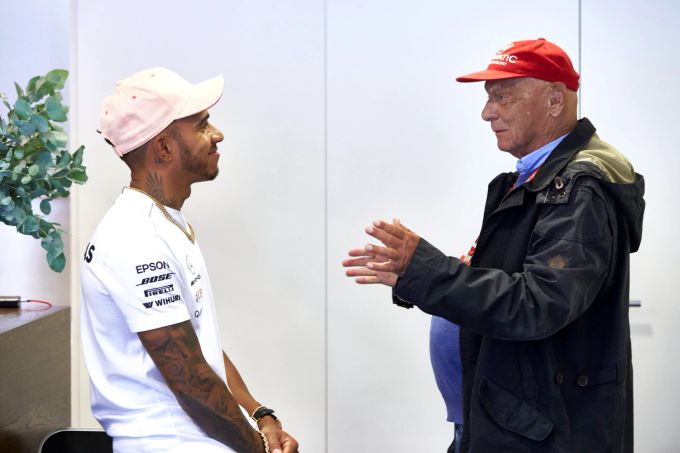 Lewis Hamilton im Gespräch mit Niki Lauda. Niki Lauda Lewis Hamilton