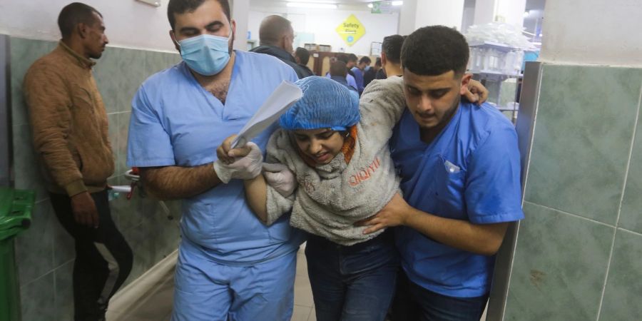 Eine Verwundete in einem Krankenhaus in Rafah (Archivbild). Laut der von der Hamas kontrollierten Gesundheitsbehörde wurden seit Kriegsbeginn am 7. Oktober mehr als 57.600 Menschen im Gazastreifen verletzt.