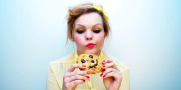 Frau isst Keks