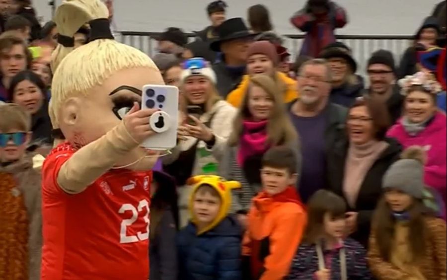 Ein Kostüm von Alisha Lehmann an der Luzerner Fasnacht.