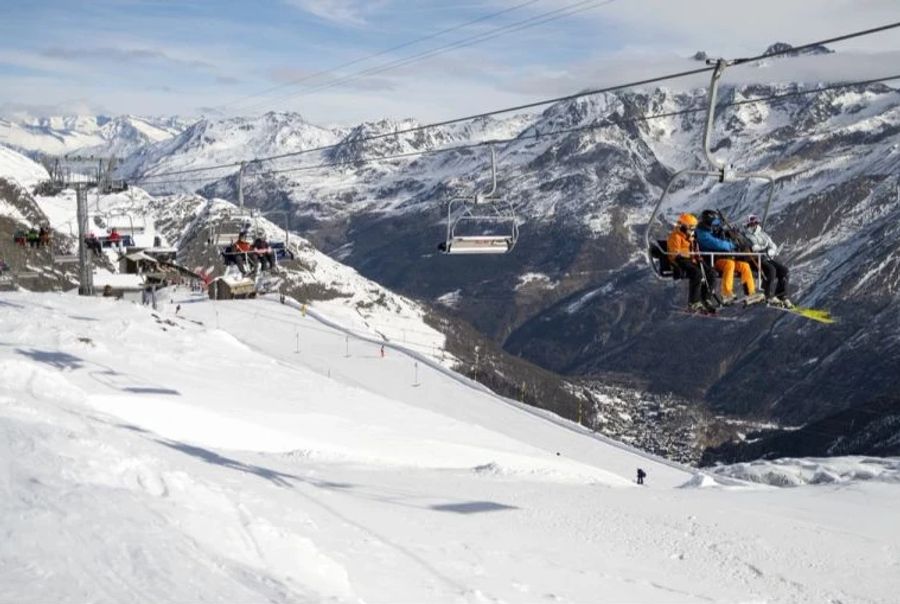 Denn gerade auf der Skipiste können die mobilen Geräte hilfreich sein, in anderen Bereichen stören sie eher.