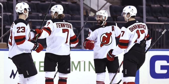 Matt Tennyson (zweiter von links) spielte 41 Spiele für die New Jersey Devils. Matt Tennyson HC Lugano