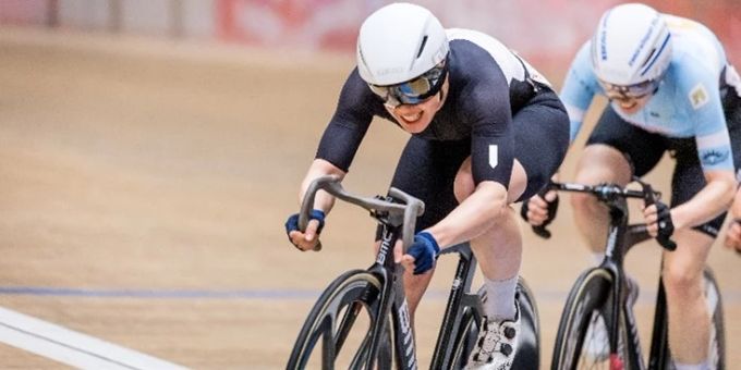 Aline Seitz (schwarzes Trikot) an den Schweizermeisterschaften 2024. aline seitz auf velo