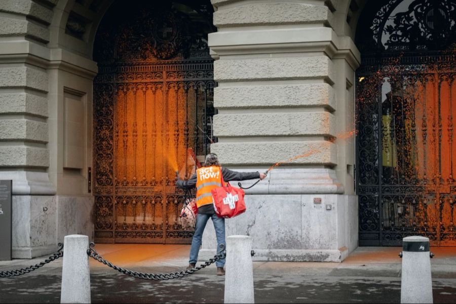 Klimaaktivist Eric im Einsatz am letzten Donnerstag beim Bundeshaus.