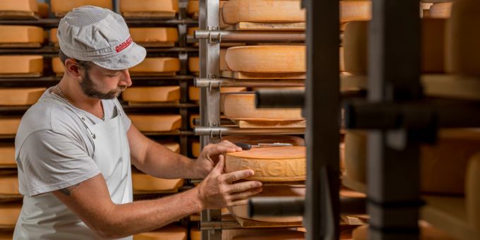 Bei Raclette du Valais AOP handelt es sich um einen halbharten, vollfetten Rohmilchkäse aus Kuhmilch.