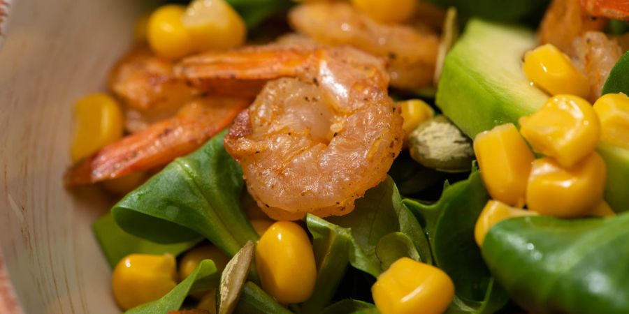 Meeresfrüchte und Kürbiskerne: ein Salat mit hohem Zink-Potenzial!