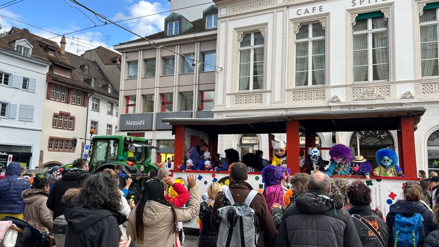 Der Dienstag an der Basler Fasnacht steht ganz im Zeichen der Kinderfasnacht.