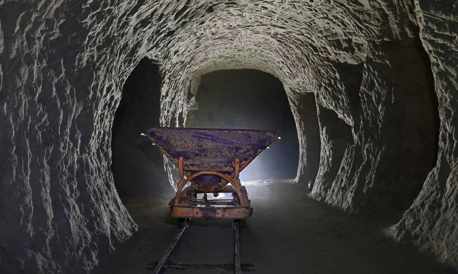 Die kuriosen Figuren und Wandmalereien können noch heute bestaunt werden. Führungen durch das Bergwerk sind auf Anfrage möglich.