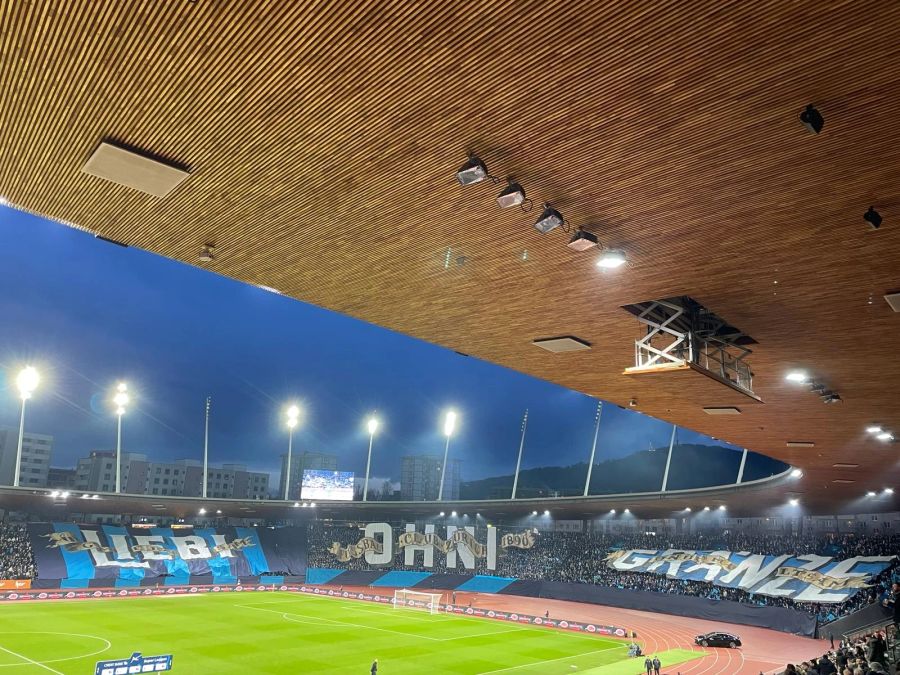 Die Fans des FCZ zeigen vor dem Zürcher Derby eine eindrucksvolle Choreo.