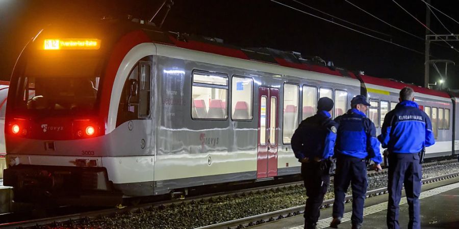 In der Waadt ist es in einem Regionalzug zwischen Yverdon und Sainte-Croix am Donnerstagabend zu einer Geiselnahme gekommen. Laut der Polizei konnten alle Geiseln befreit werden.