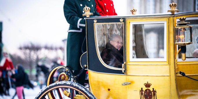 Dänemarks Königin Margrethe II. wird auf ihrem Weg vom Schloss Christian IX. in Amalienborg zum Schloss Christiansborg in Kopenhagen von einem Husarenregiment eskortiert. Königin Margrethe II.