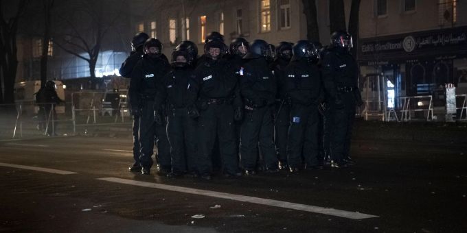 Polizeibeamte auf der Sonnenallee. Polizeibeamte auf der Sonnenallee.