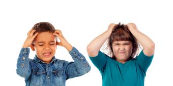 Zwei kleine Kinder raufen sch die Haare