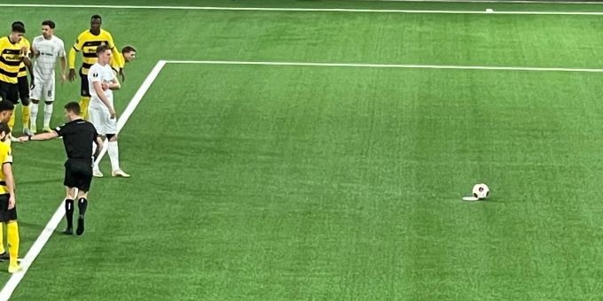 Sporting-Stürmer Viktor Gyökeres setzt sich den Ball zum Penalty gegen YB. YB