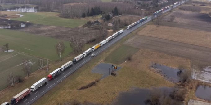 Massive Staus - Bauernproteste legen Güterverkehr an Polens Grenze zur Ukraine lahm