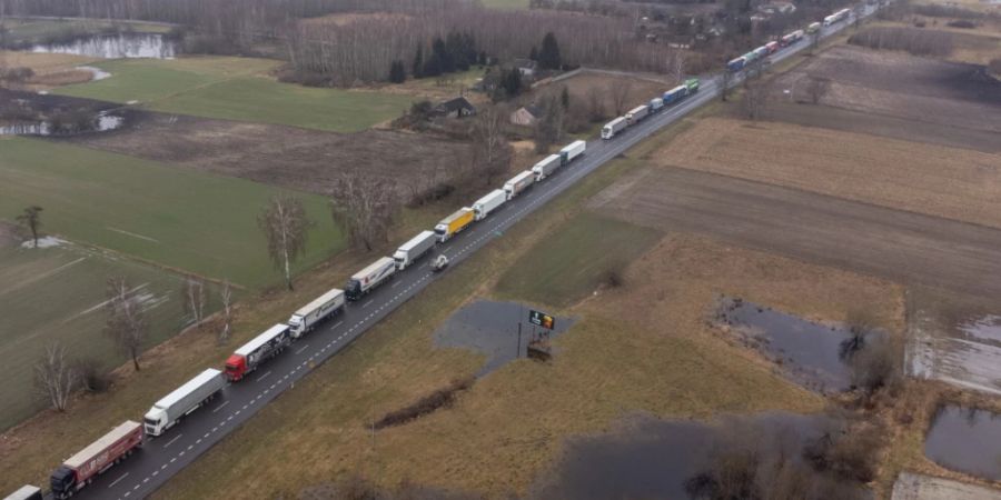 Auf der polnischen Seite des Grenzübergangs Medyka zur Ukraine standen am Samstagnachmittag Lastwagen in einem 42 Kilometer langen Stau.