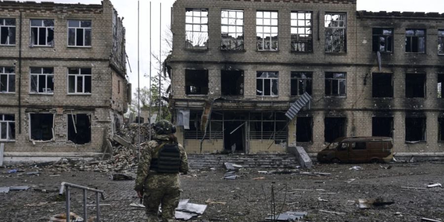 ARCHIV - Der Abzug aus der monatelang umkämpften Stadt Awdijiwka ist für die ukrainische Armee ein weiterer Rückschlag in ihrem Abwehrkampf gegen Russland. Foto: LIBKOS/AP/dpa