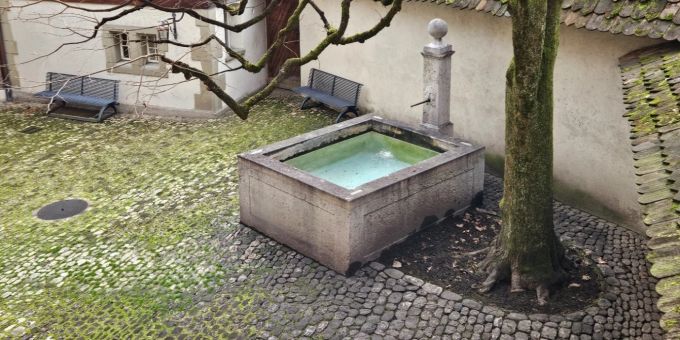 Das Wasser aus dem Brunnen im Rathaushof soll künftig versickern und nicht mehr in die Kanalisation fliessen. Brunnen Rathaushof in Zofingen