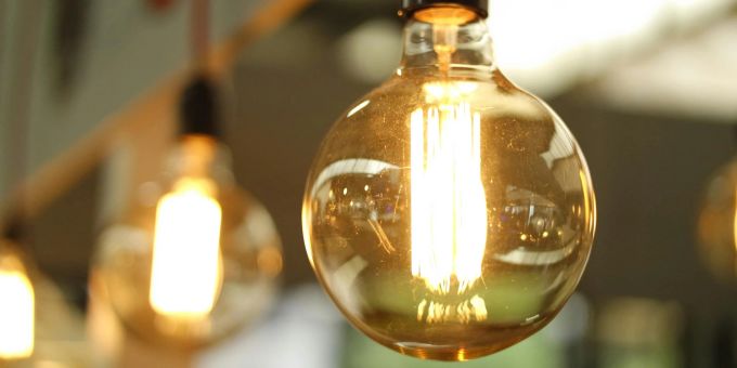 Im Alltag ist es einfach, Energie zu sparen, indem man auf Wind- oder Solarenergie umsteigt. Eine einzelne Person verbraucht täglich zwischen 3,6 und 10 kWh. Solarenergie