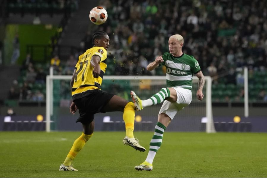 Joel Monteiro und Sporting's Nuno Santos im Zweikampf.