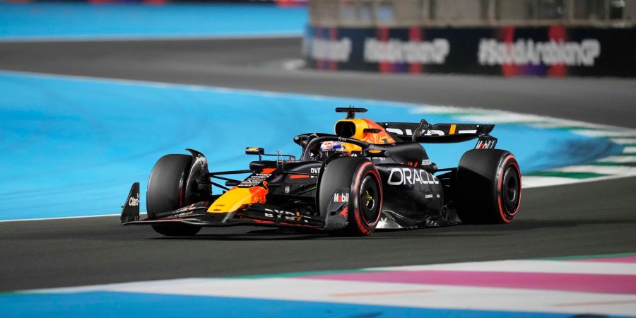 Max Verstappen startet in Saudi-Arabien von der Pole Position.