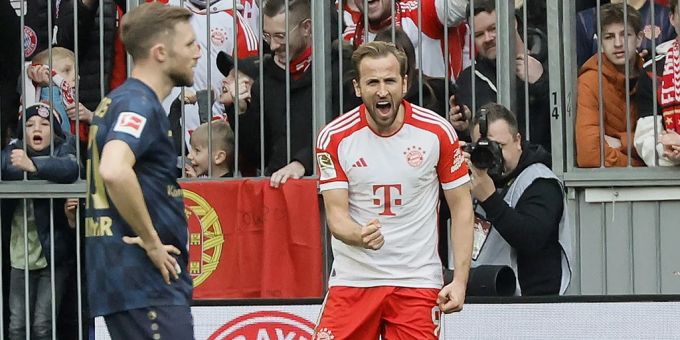 Während Silvan Widmer mit Mainz 05 leiden muss, ballt Harry Kane für Bayern München die Faust. Harry Kane