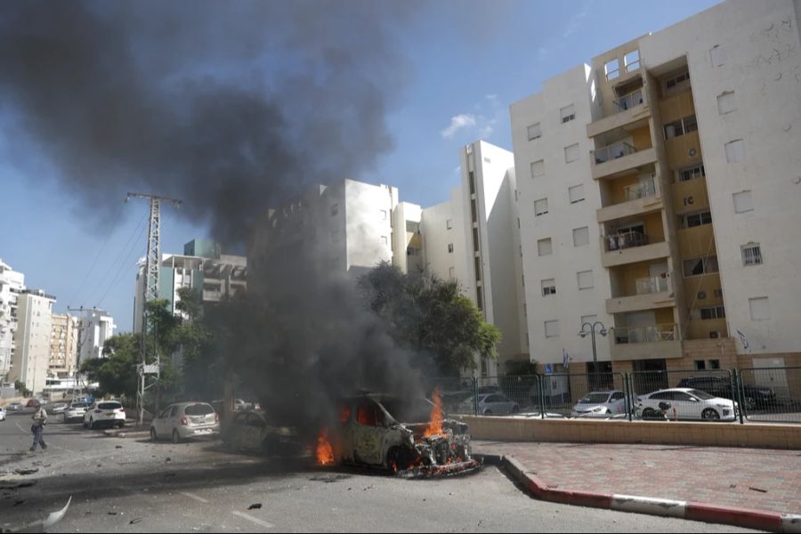 Am Samstagmorgen griffen radikale Palästinenser Israel mit Dutzende Raketen an und überquerten danach die streng bewachte Grenze.