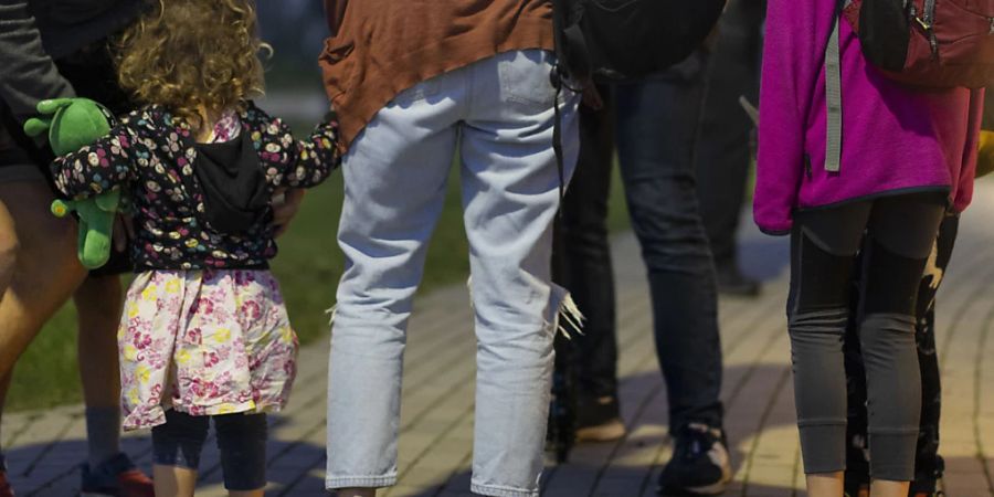 Eine Familie mit vier Kindern aus dem zweiten Transportflugzeug A400M der Bundeswehr kommt nach der Ankunft aus Israel am Militärflugplatz Wunstorf an. Zwei Bundeswehrmaschinen mit ausgeflogenen Passagieren aus Israel sind in Deutschland gelandet. Foto: Christoph Reichwein/dpa