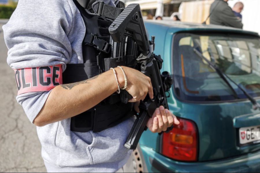 Die Genfer Polizei sperrte nach dem Amokalarm das ganze Quartier ab.