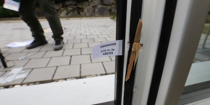 Zeugenaufruf - Einbrecher richten Sachschaden in Obstalden GL an
