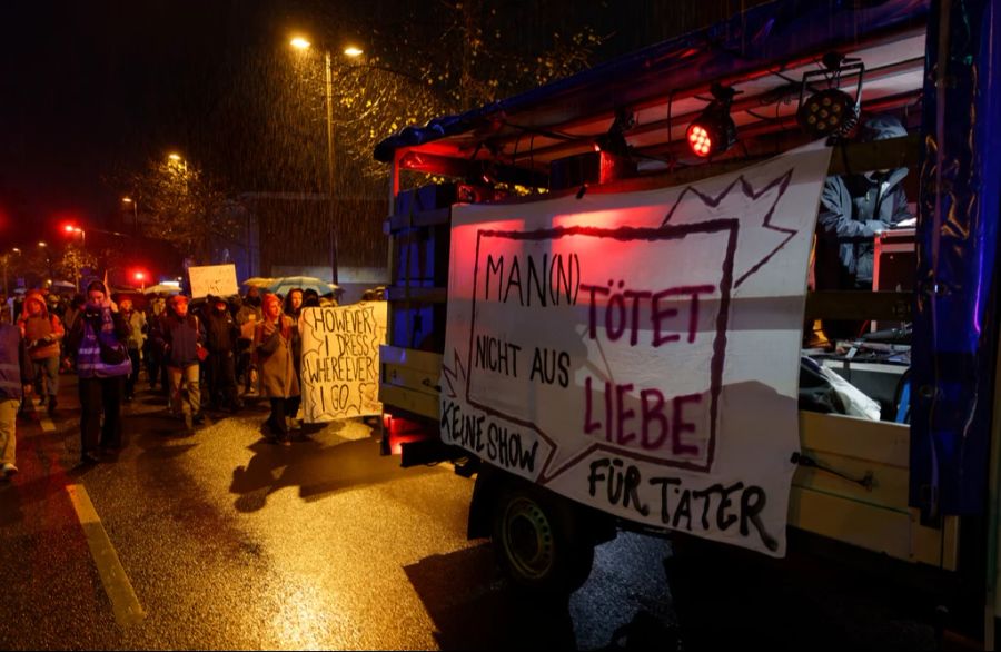 Wegen Missbrauchsvorwürfen steht Till Lindemann in der Kritik, bei seinen Auftritten gibt es immer auch Proteste, so auch in Paris. (Archivbild)