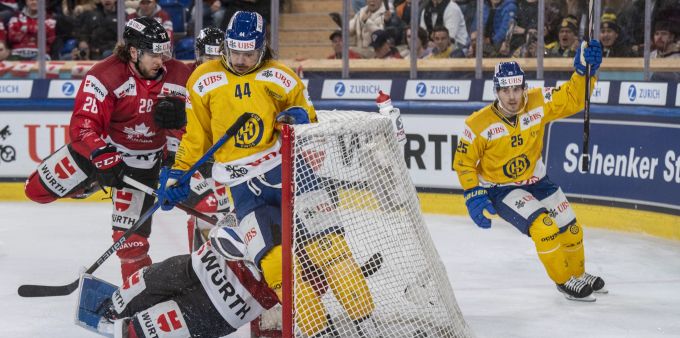 Der Davoser Henrik Haapala jubelt über sein Tor zum 1:1 im Spiel gegen das Team Canada. HC Davos