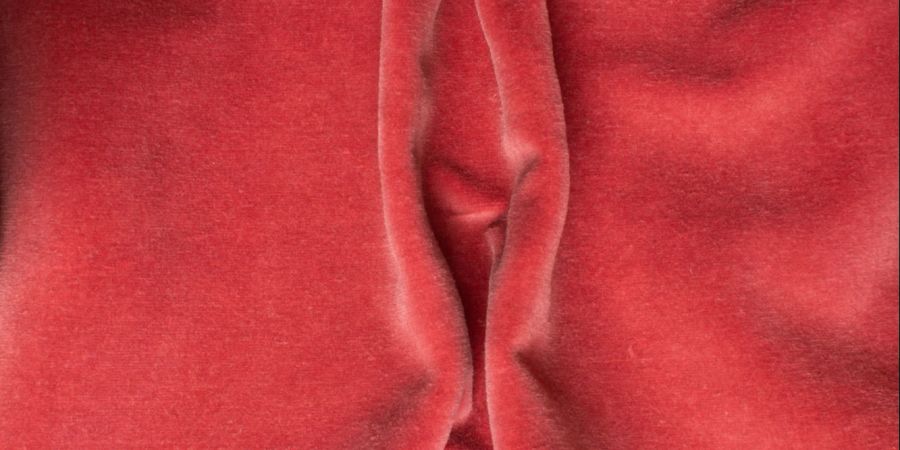 Roter Samtstoff zu weiblichem Genital geformt