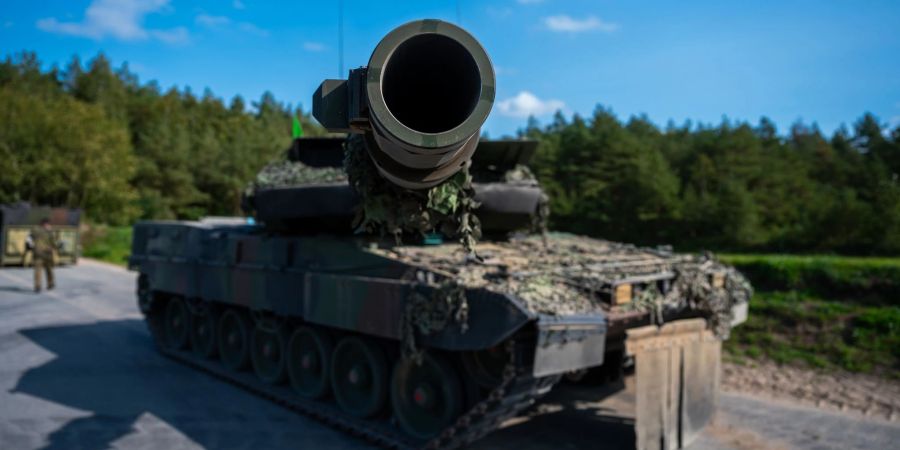 Ein Kampfpanzer der Bundeswehr vom Typ «Leopard 2 A7V» steht auf einem Übungsplatz.