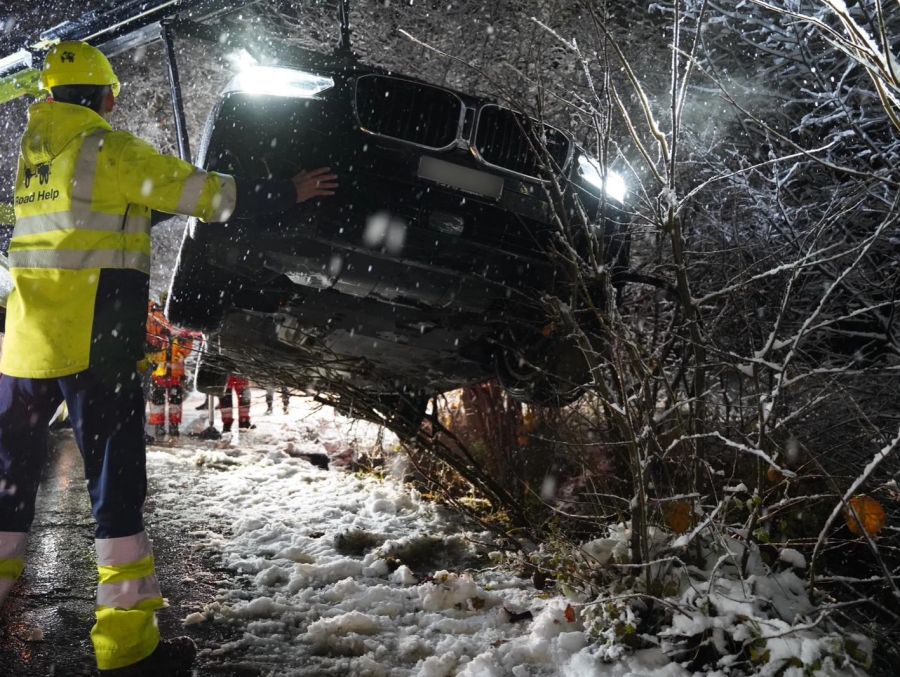 In Langnau am Albis kam es wegen der schneebedeckten Strasse zu einem Unfall.