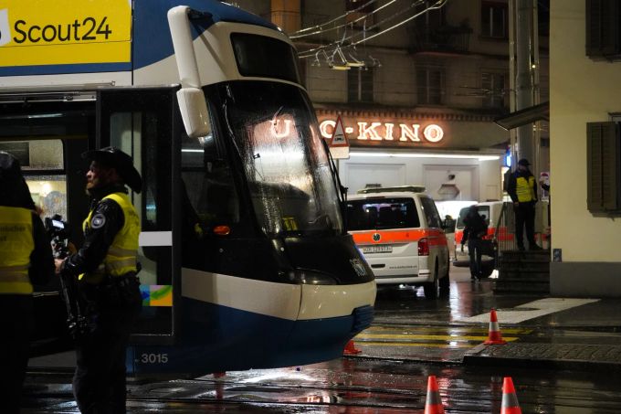 Ein Mann (80) wurde von einem Tram erfasst und schwer verletzt. Tramunfall