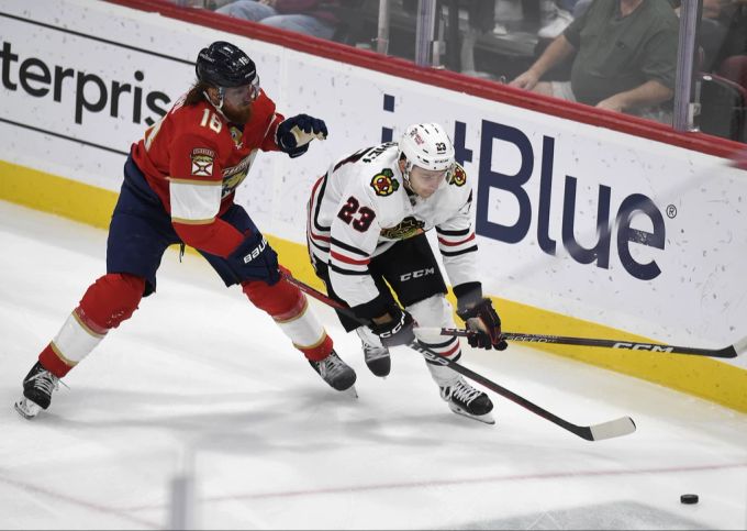 Philipp Kuraschew verpasst den Saisonstart in der NHL wegen einer Verletzung. Philipp Kuraschew NHL Blackhawks