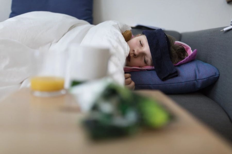 Zu Hause berichtete das betroffene Kind seiner Mutter von dem leeren Klassenzimmer und schob die Abwesenheit seiner Mitschüler auf eine Grippeepidemie. (Symbolbild)