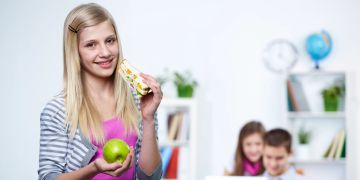 Ein Mädchen isst gesund