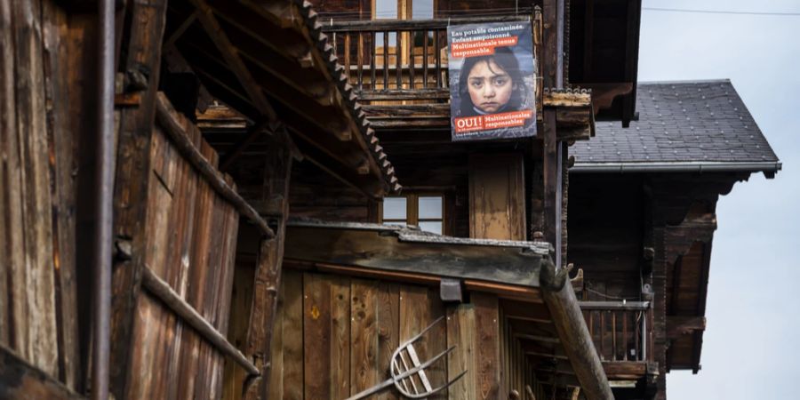 Ein Plakat wirbt für die Konzernverantwortungsinitiative auf dem Balkon eines Chalets in Hérémence VS, im Oktober 2020.