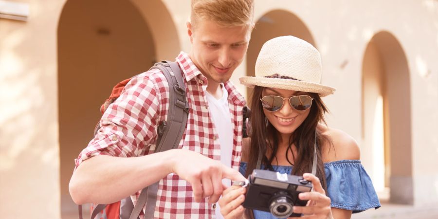 Touristen Pärchen mit Kamera